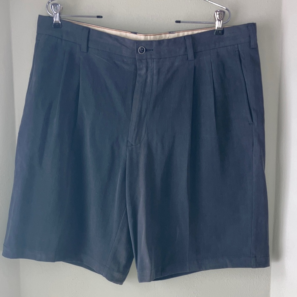 Tommy Bahama Dark Gray Pleated Rayon, Silk Short. Size 36